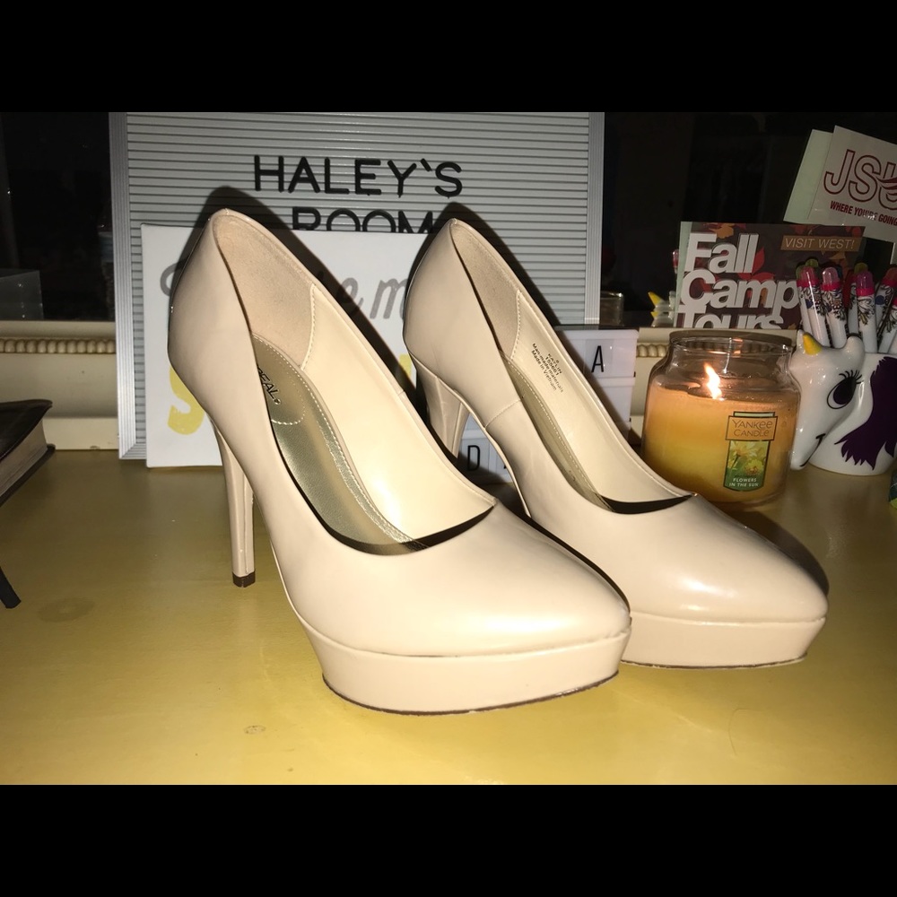 Nude Pumps / Heels